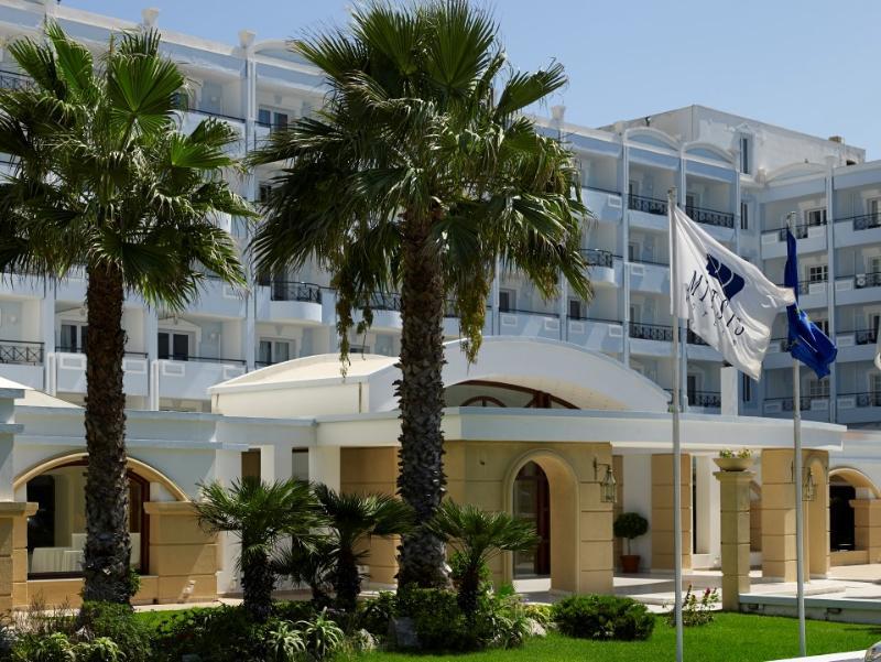 فندق ميتسيس جراند بيتش Rhodes City المظهر الخارجي الصورة The flag of Greece flying at a hotel in Crete